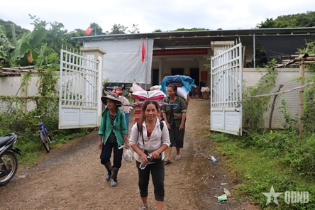 Difficulties in transporting essential supplies to people in flood-hit areas